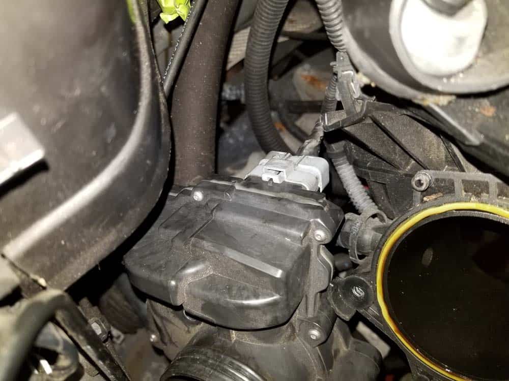MINI R56 timing chain replacement - disconnect throttle body electrical connection