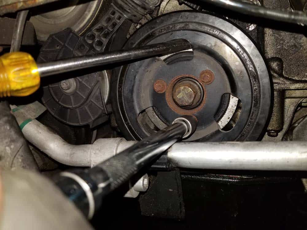 MINI R56 timing chain replacement - remove the crankshaft pulley