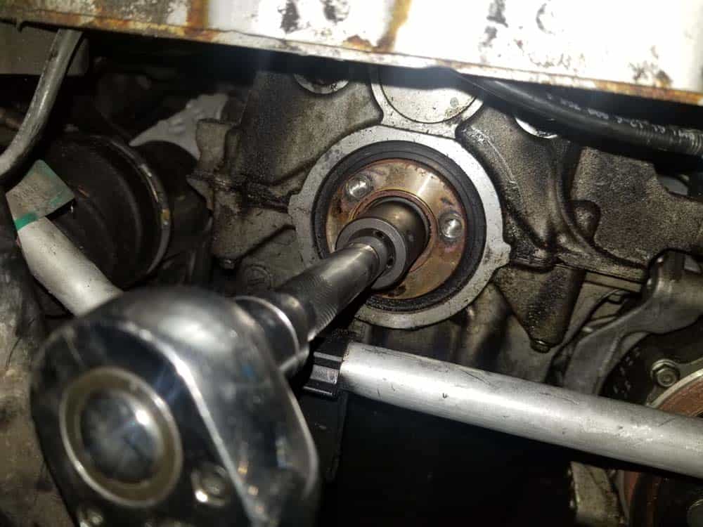 MINI R56 timing chain replacement - remove the crankshaft hub bolt