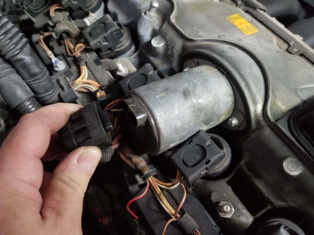 BMW E60 valve cover repair - disconnect Valvetronic