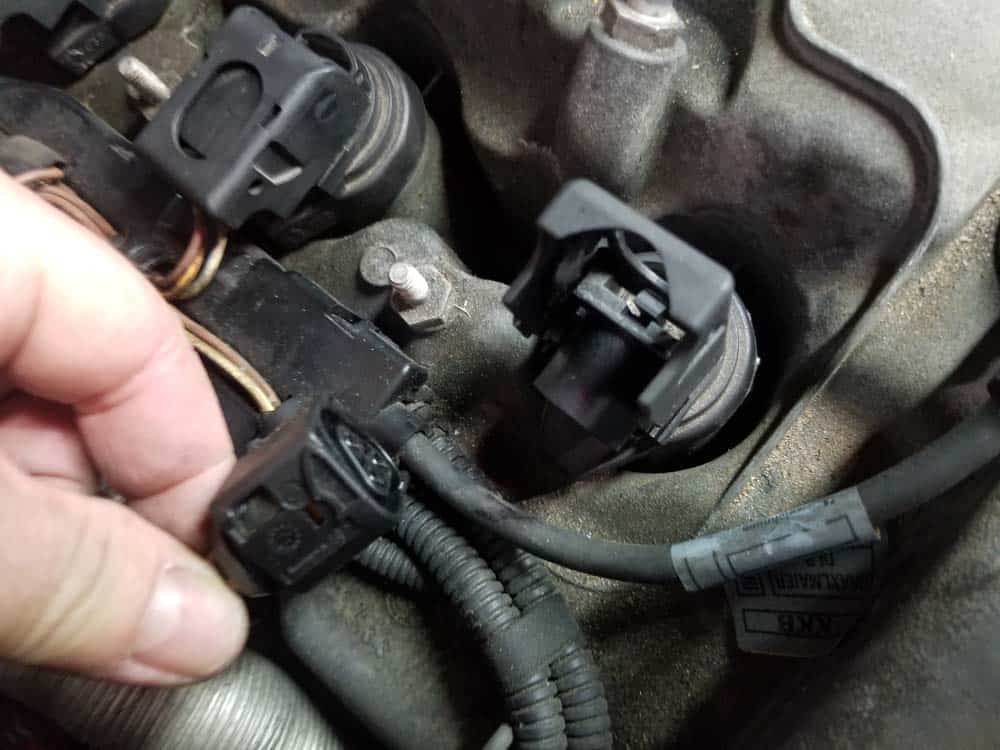 BMW E60 valve cover repair - remove coil packs