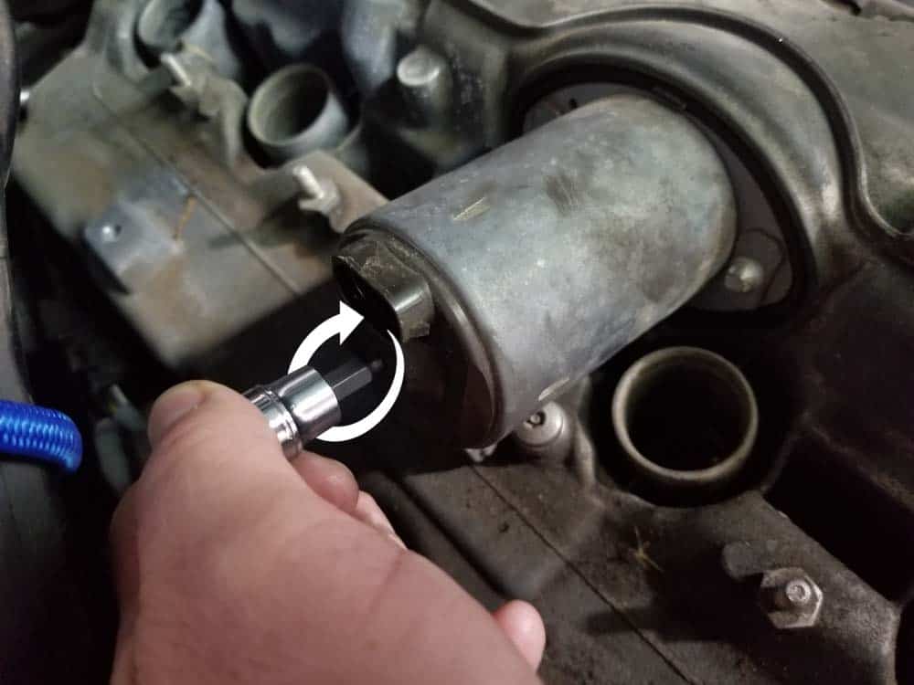 BMW E60 valve cover repair - unwind the Valvetronic motor