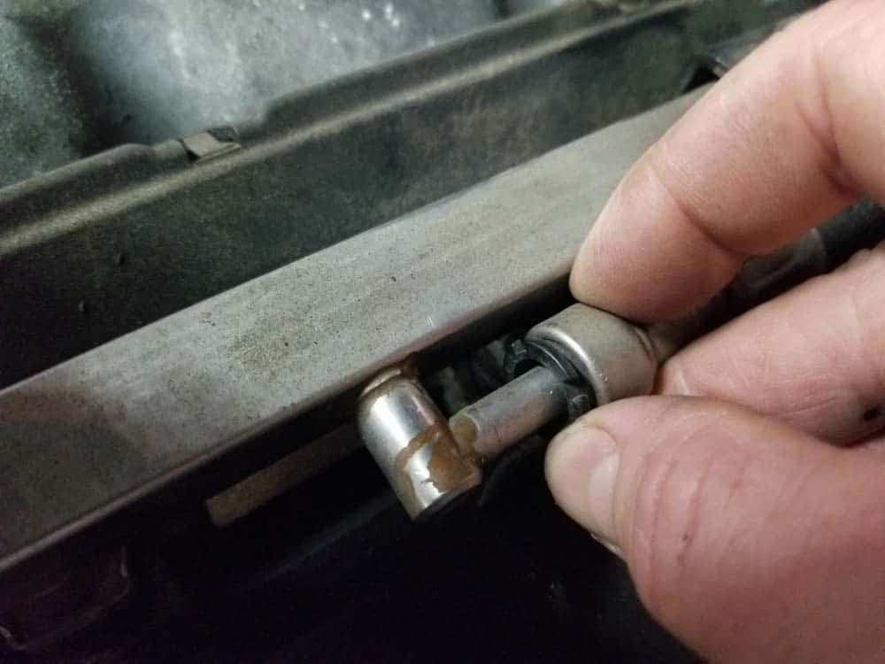 BMW E60 valve cover repair - release fuel line from fuel rail