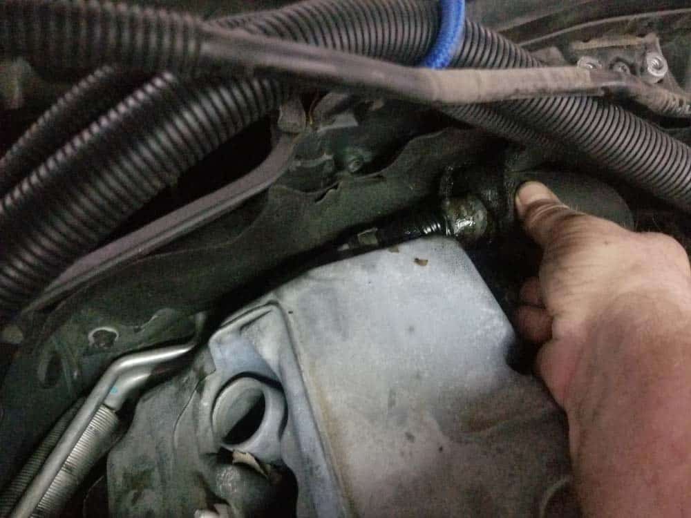 BMW E60 valve cover repair - remove crankcase breather hose