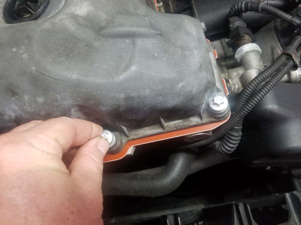 BMW E60 valve cover repair - install new bolts finger tight