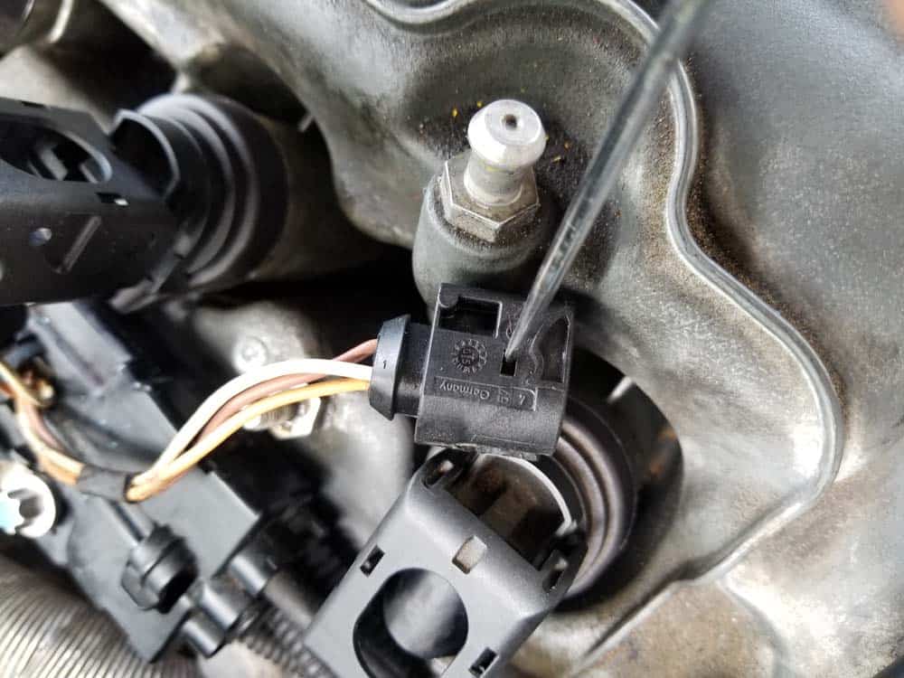 bmw coil socket housing replacement - release plastic clip