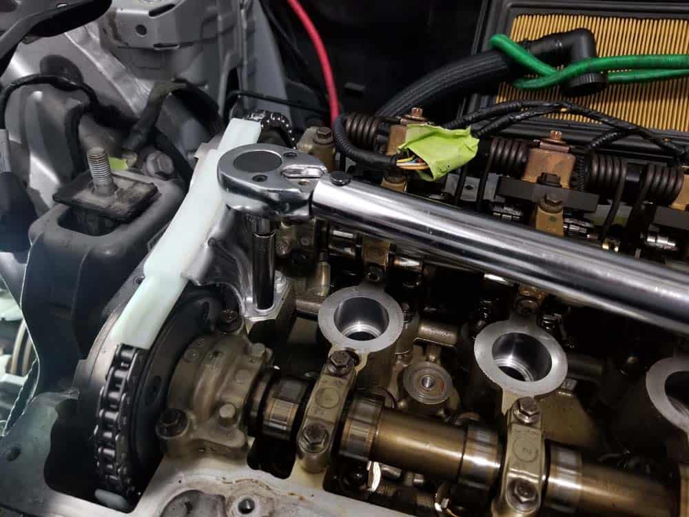 MINI R56 timing chain replacement - install new chain guide