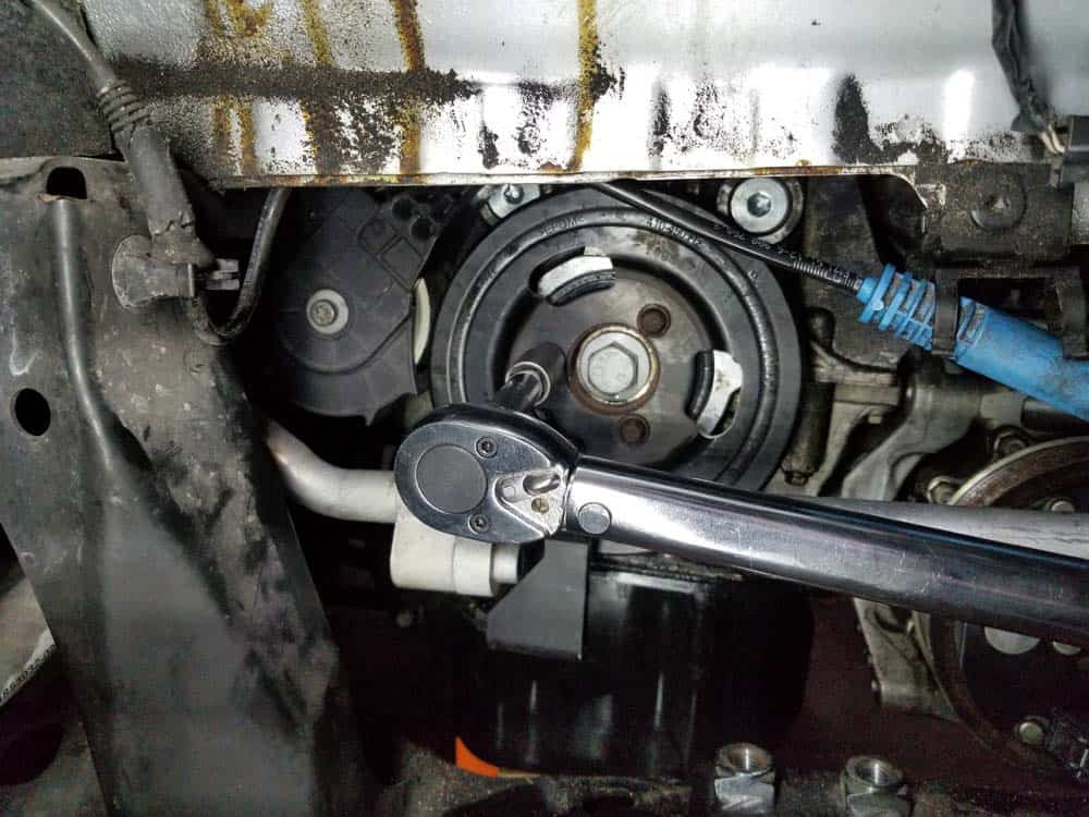 MINI R56 timing chain replacement - reinstall the crankshaft pulley