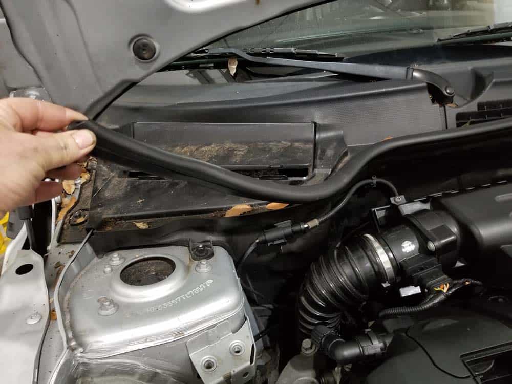 MINI R56 battery replacement - remove hood gasket
