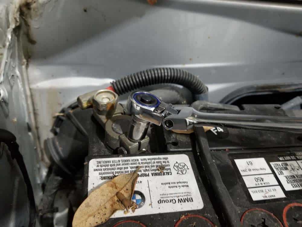 MINI R56 battery replacement - remove positive terminal lead