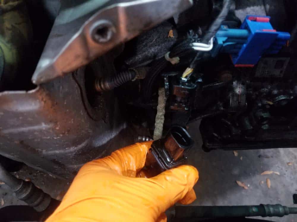 MINI R56 oil filter housing leak repair - unplug the top 