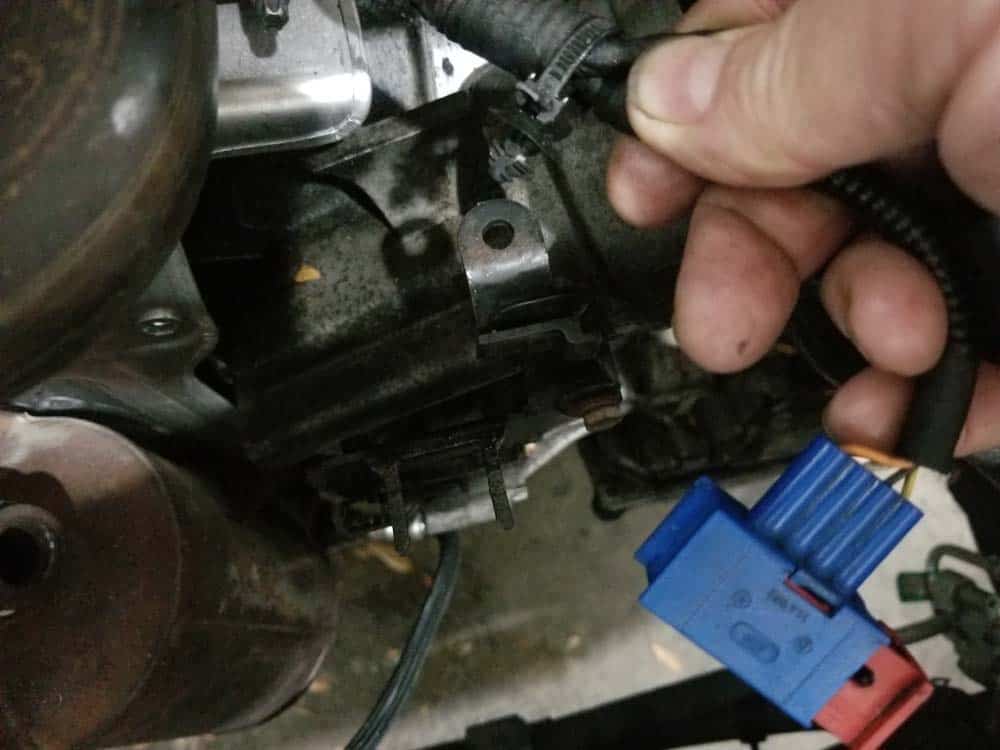 MINI R56 oil filter housing leak repair - remove sensor wire from bracket