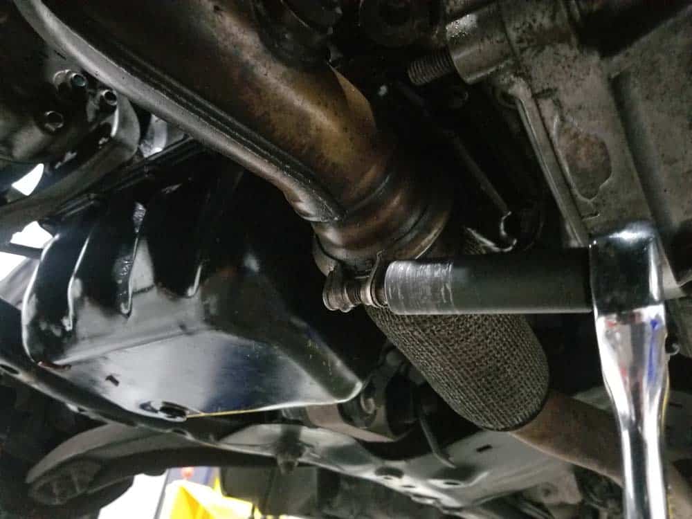 Remove the exhaust pipe clamp 