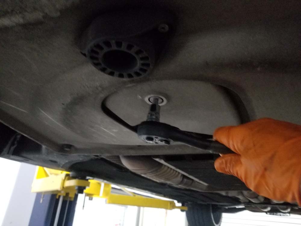 BMW E90 M3 oil change - remove the oil drain plug