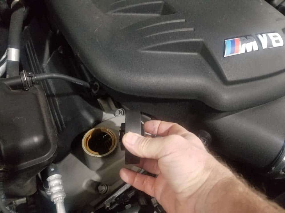 BMW E90 M3 oil change - remove the oil filler cap from engine