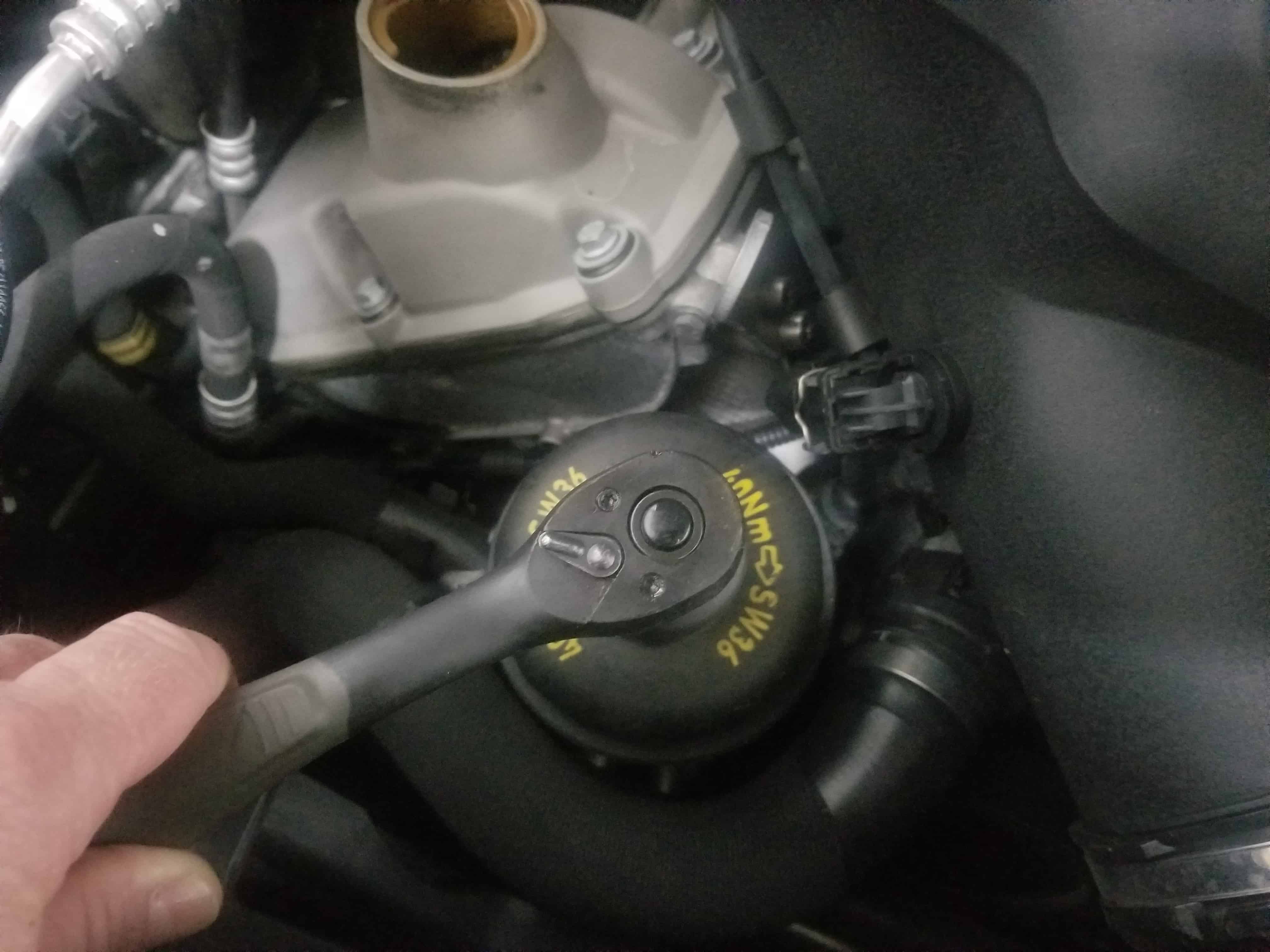 BMW E90 M3 oil change - loosen the oil filter cap