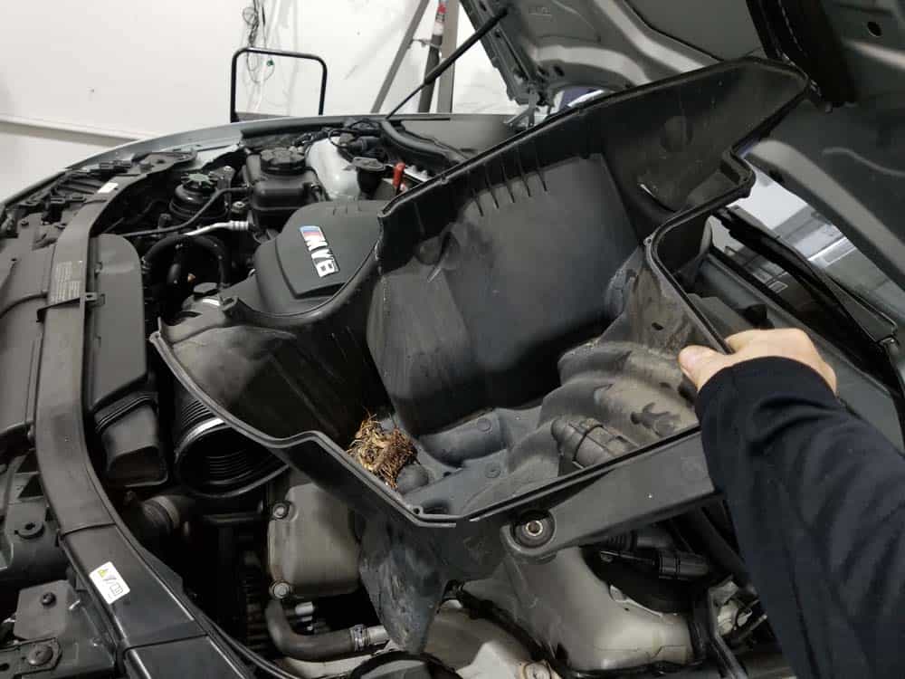 BMW E90 M3 tune up - Remove the intake muffler