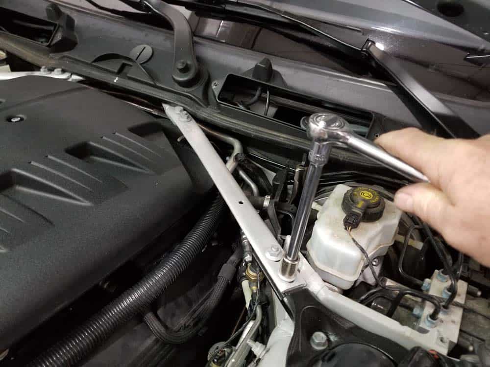 BMW E90 M3 tune up - remove strut brace bolts