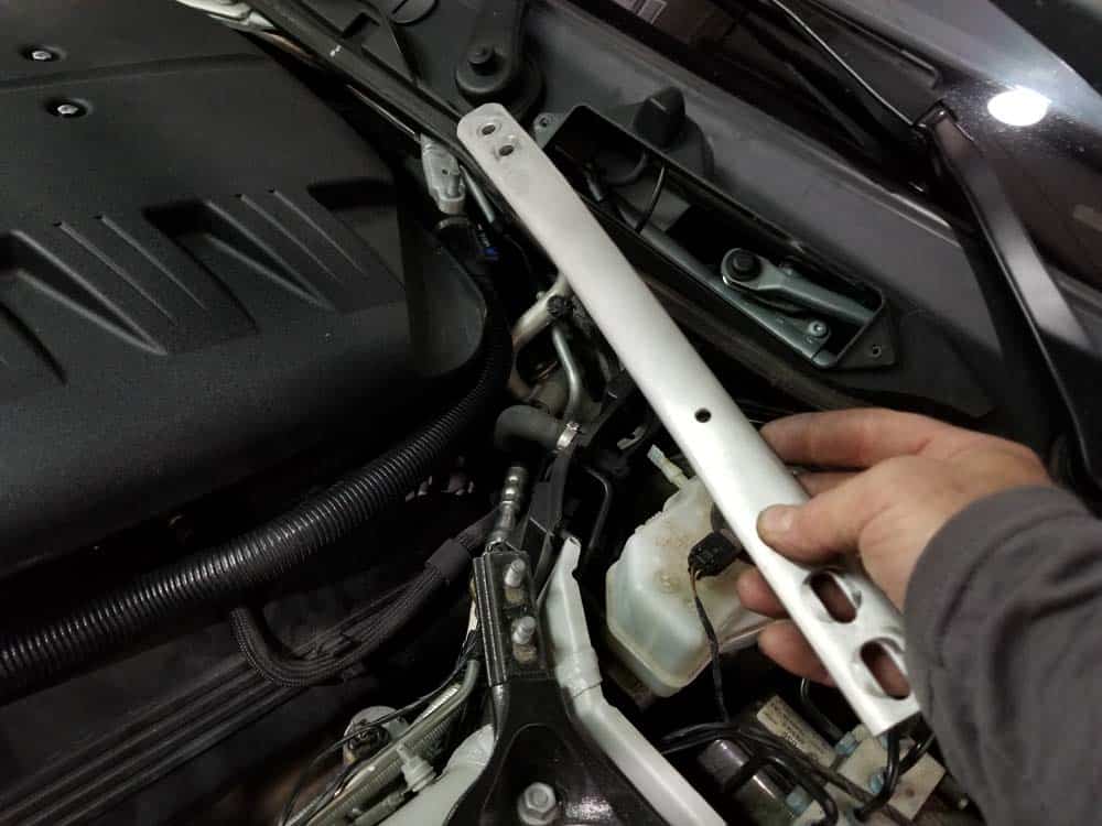 BMW E90 M3 tune up - remove the strut braces from engine compartment