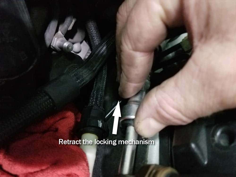 BMW E90 M3 tune up - retract the locking mechanism on fuel line connection