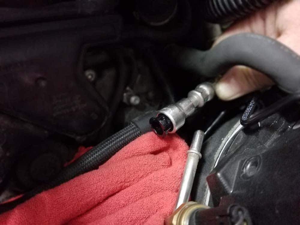 BMW E90 M3 tune up - disconnect the fuel line