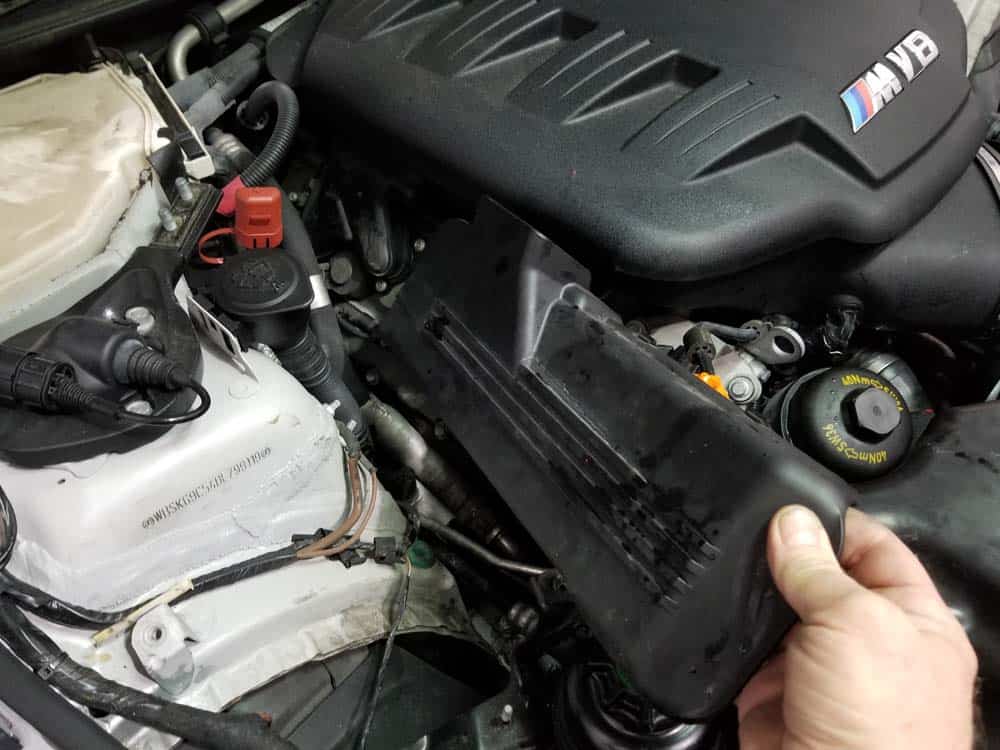 BMW E90 M3 tune up - remove the right engine cover