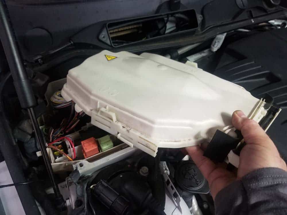 BMW E90 M3 tune up - remove the E-box cover