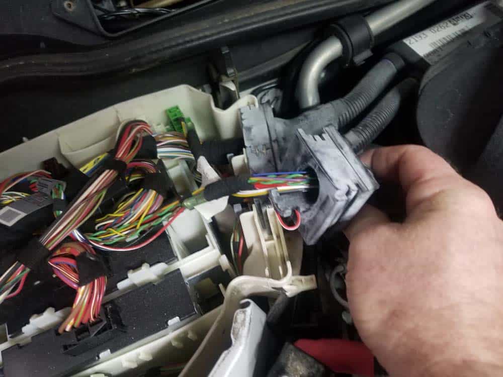 BMW E90 M3 tune up - remove the wiring harness from E-box