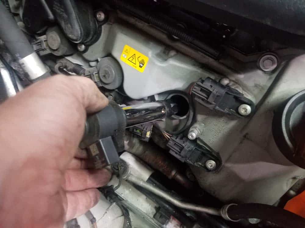 BMW E90 M3 tune up - remove ignition coil from spark plug tube