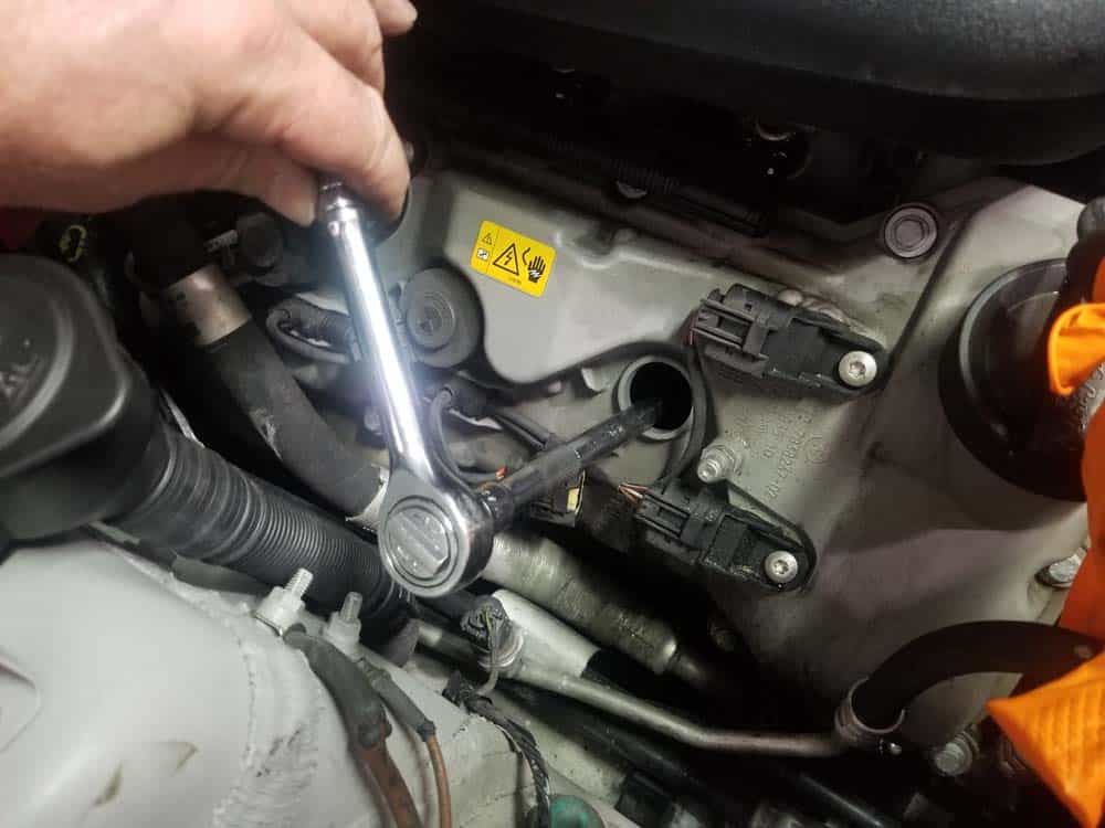 BMW E90 M3 tune up - remove spark plugs