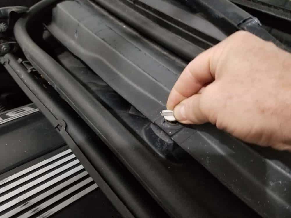 bmw e46 cabin filter - unlock cabin filter cover