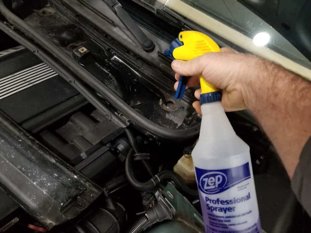Disinfect the cabin filter housing