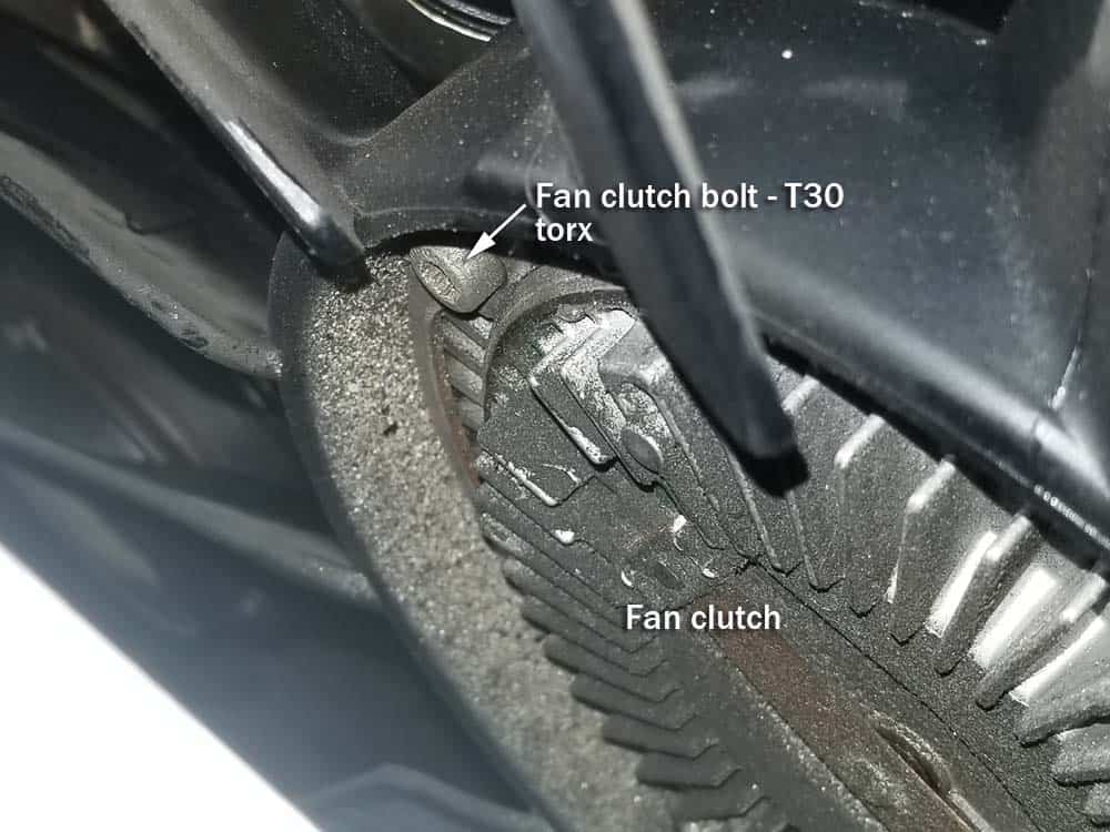 BMW E46 radiator - remove the fan clutch torx bolts
