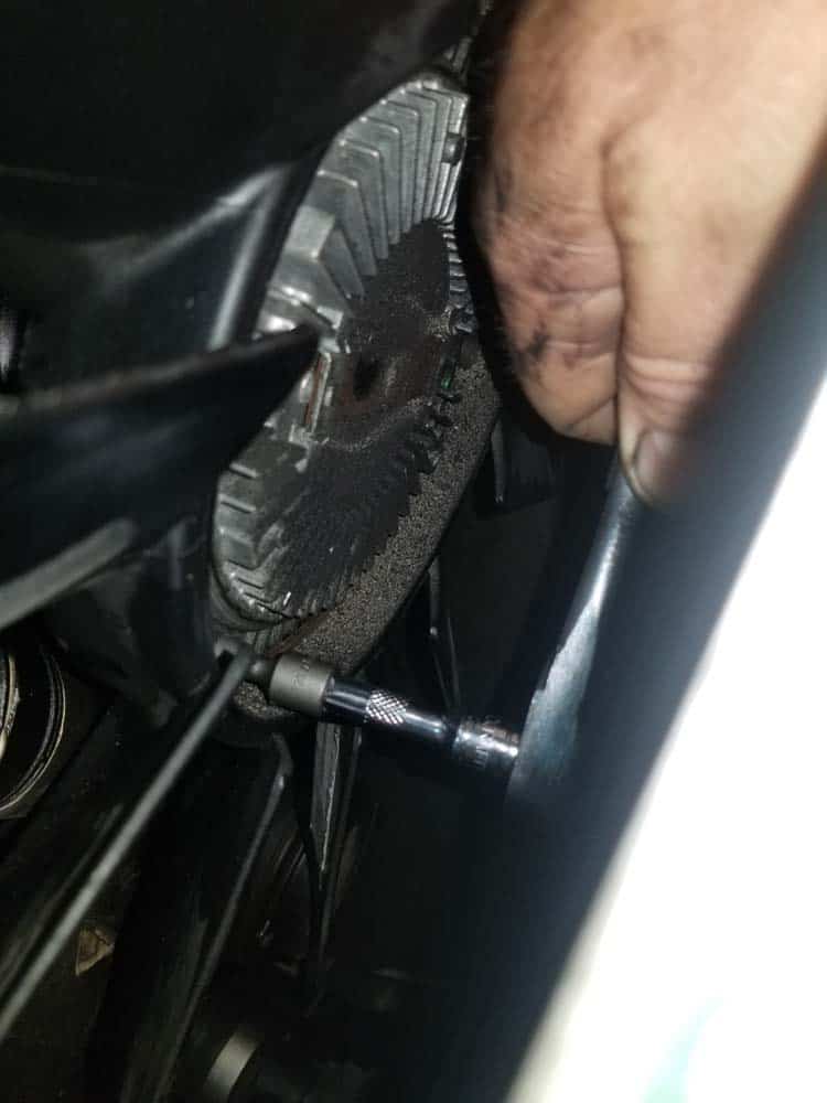 BMW E46 thermostat - remove the fan clutch torx bolts