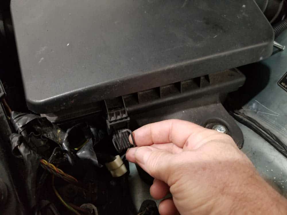 BMW E46 radiator - unlatch the intake muffler lid