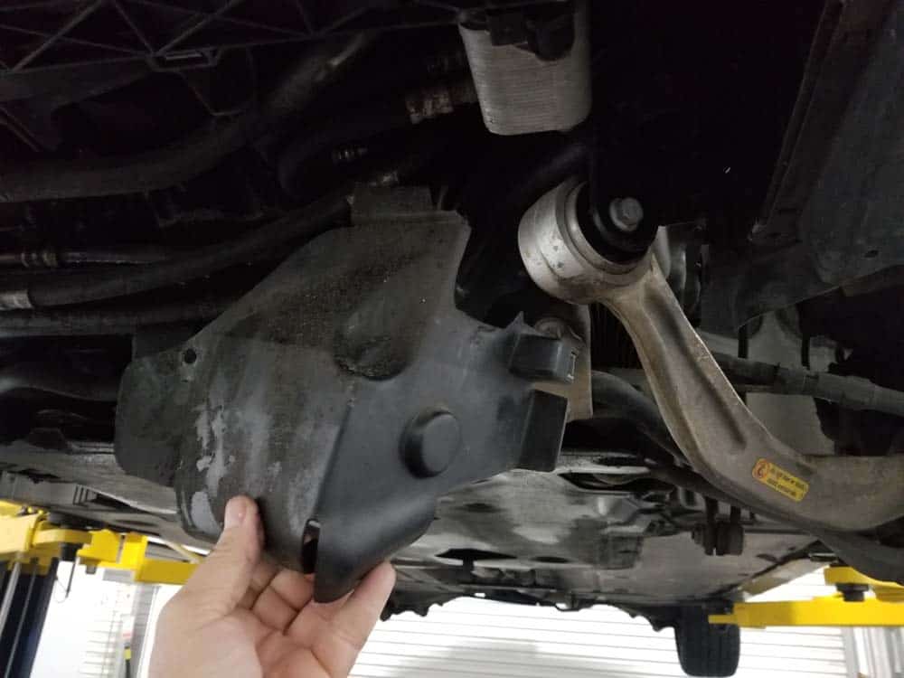 BMW E60 xDrive front control arms - remove the wheel suspension cover