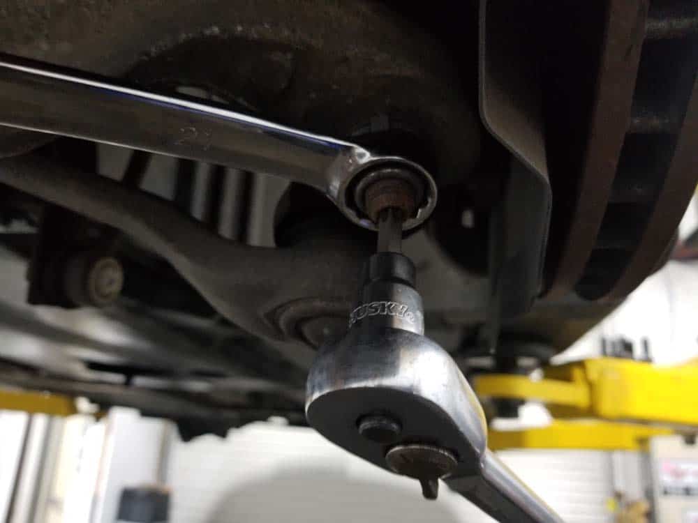 BMW E60 xDrive front control arms - remove the ball joint mounting nut