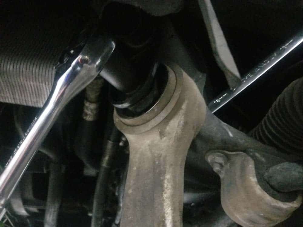 BMW E60 xDrive front control arms - remove the upper control arm mounting bolt