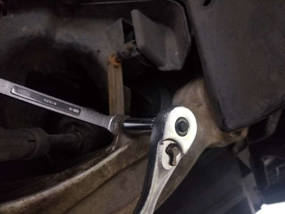 BMW E60 xDrive front control arms - disconnect the regulating rod from the right upper control arm