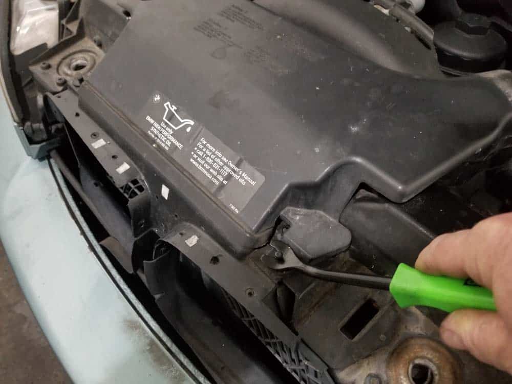 BMW E46 thermostat - remove the air intake tube