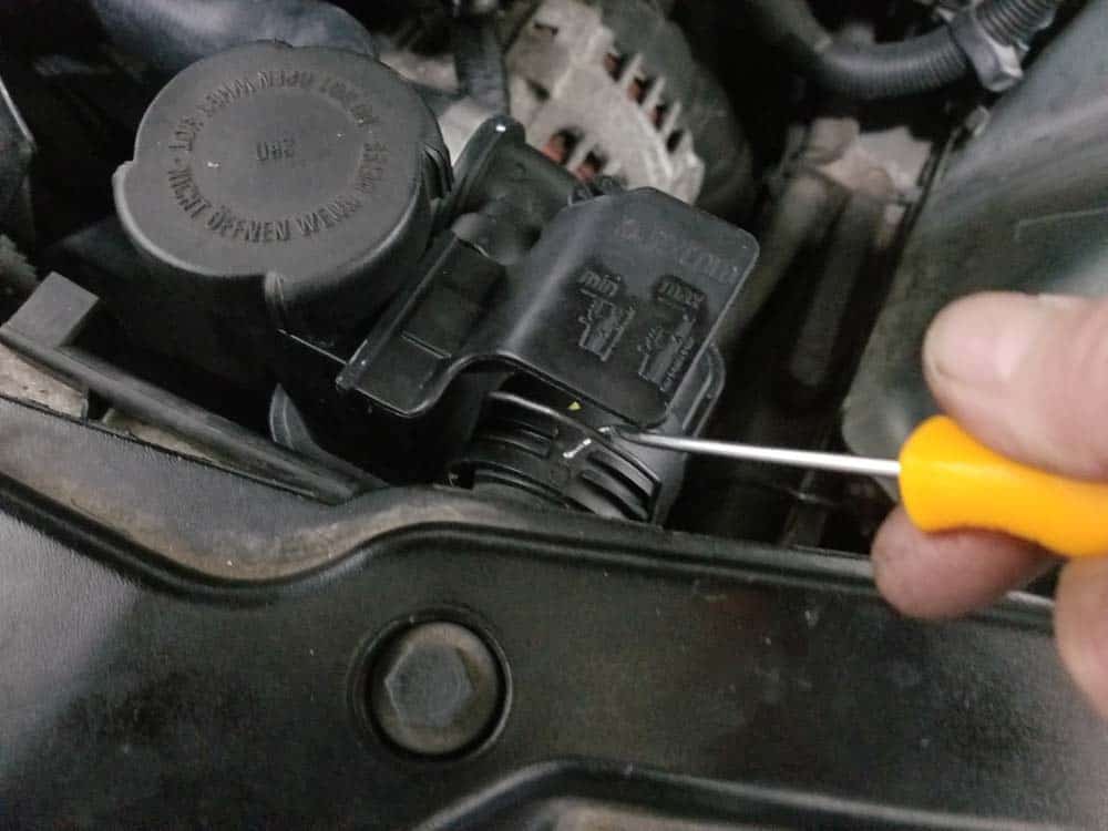 BMW E46 thermostat - release clips attaching upper radiator hose to expansion tank