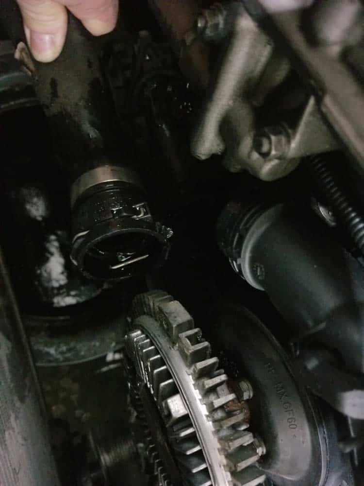 bmw e46 thermostat - remove the lower radiator house from the thermostat