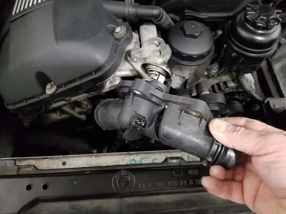 bmw e46 thermostat - remove the thermostat housing from the engine
