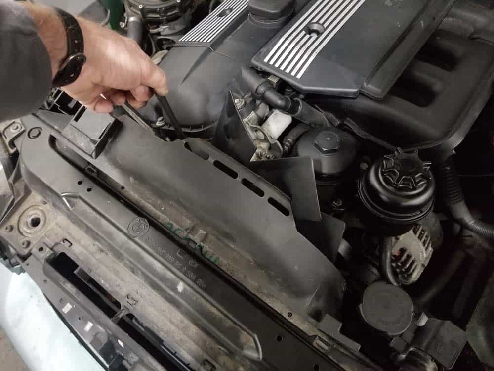 bmw e46 thermostat - Lower the fan and the shroud together into the front of the engine. Spin the fan onto the water pump counterclockwise and tighten.
