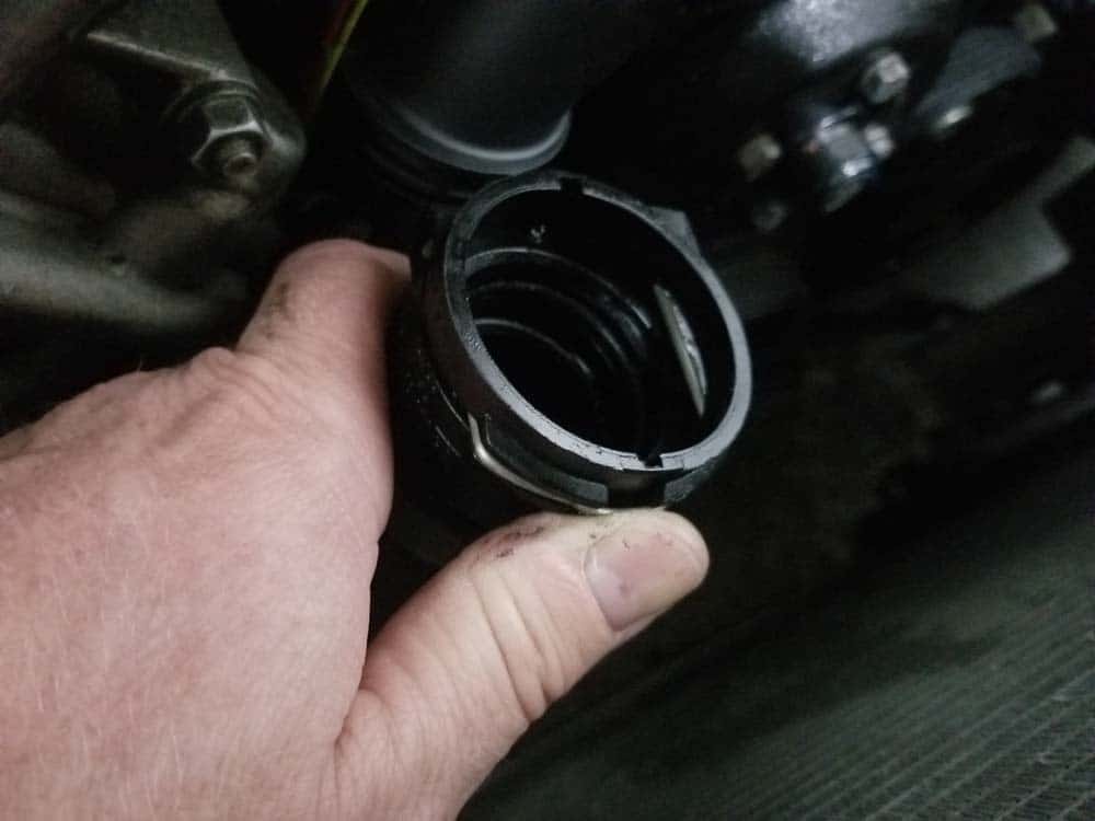 bmw e46 thermostat - close the locking clip on the lower radiator hose