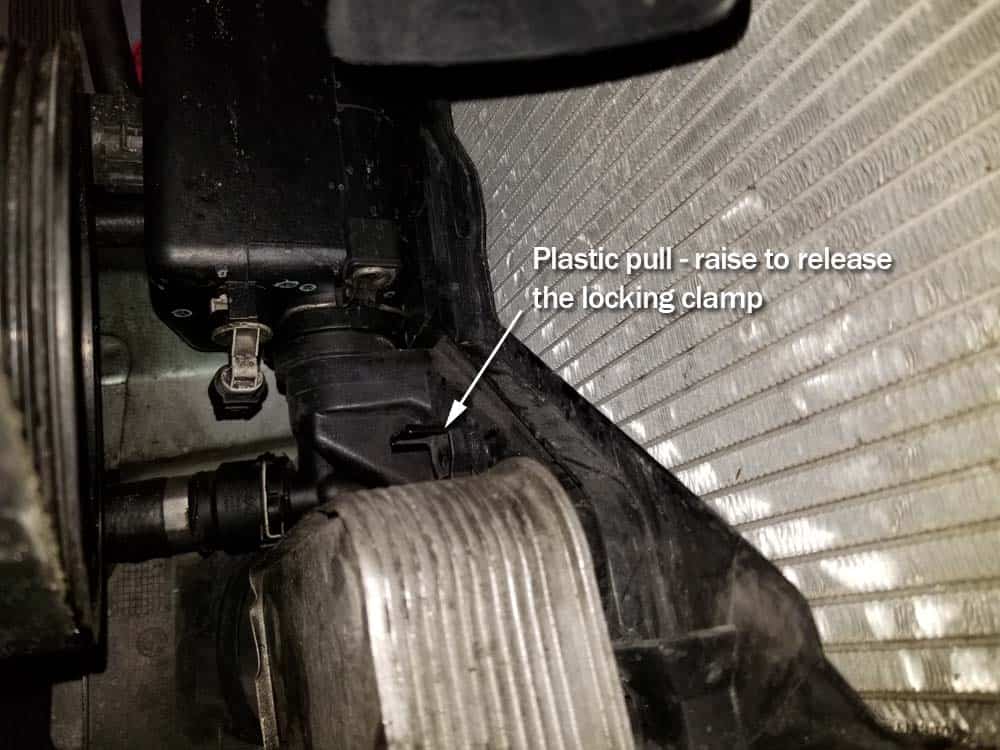 bmw e46 radiator - raise the plastic pull to release the locking clamp