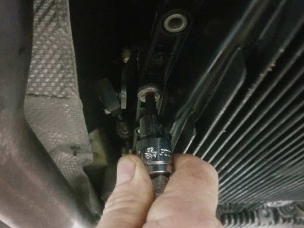 BMW mechatronics sealing sleeve and adapter replacement - Hand tighten the transmission pan bolts