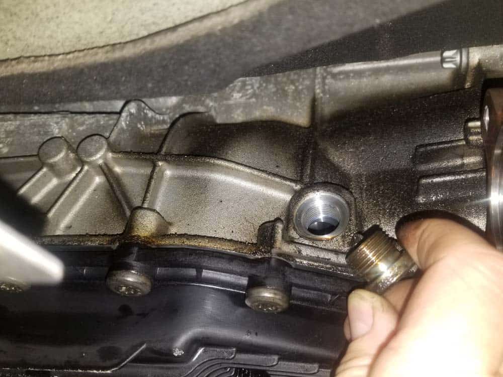 BMW mechatronics sealing sleeve and adapter replacement - Remove the transmission fill plug