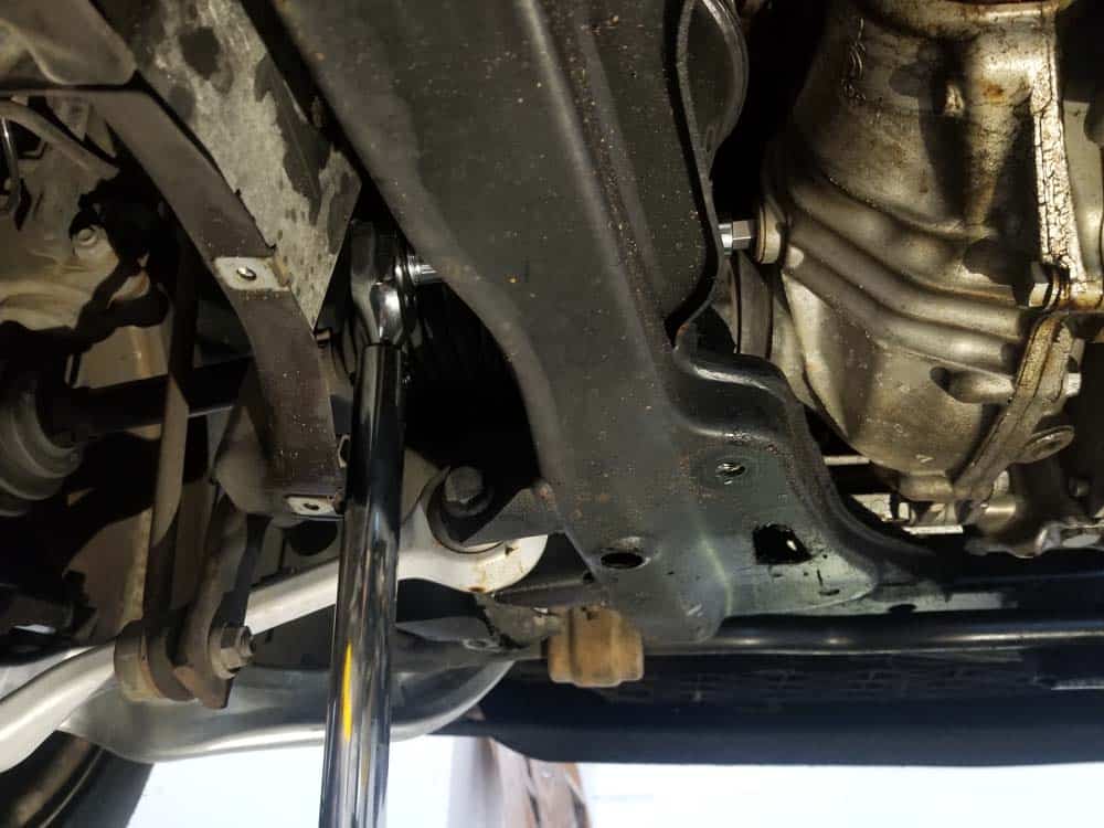 BMW E60 front differential service - Remove the fill plug