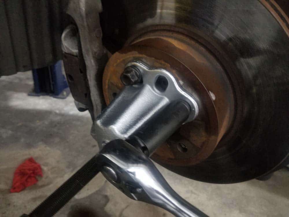 bmw e60 front axle shaft - Attach the hub puller with three lug nuts.